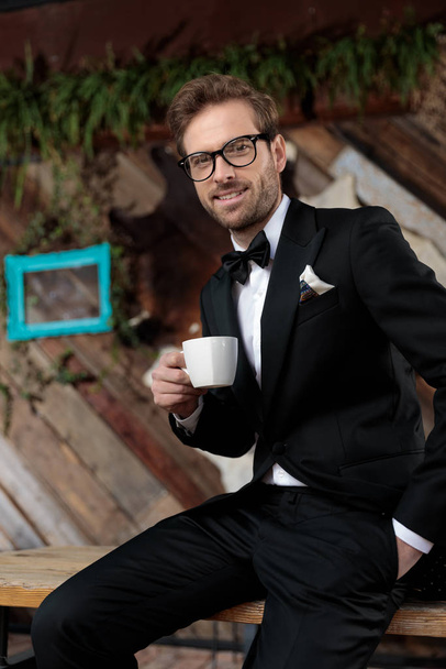 Confident fashion model holding a coffee cup - Fotografie, Obrázek