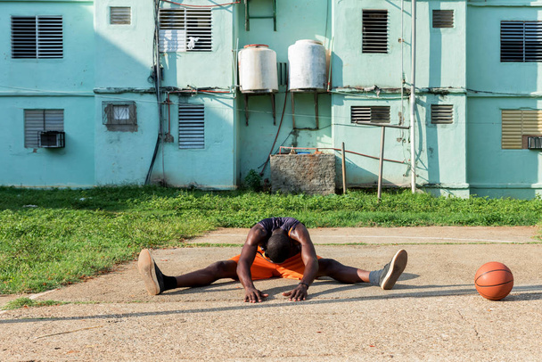 Young African American Man Doing Exercises On Outdoor Court in Cuba - Φωτογραφία, εικόνα