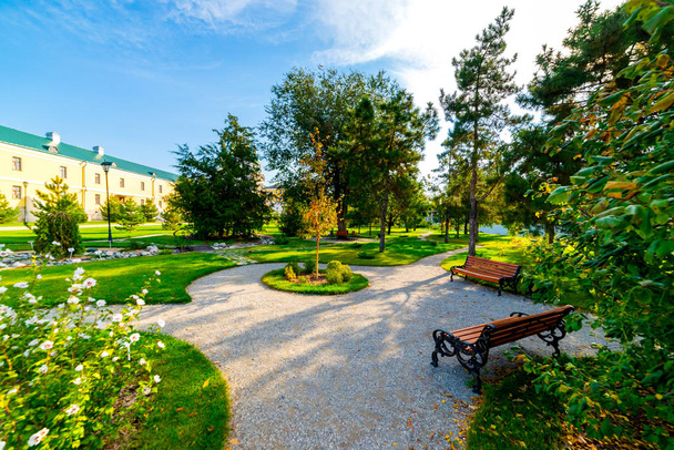 Flowerbeds, Grass Pathway και διακοσμητικό βάζο σε επίσημο κήπο - Φωτογραφία, εικόνα