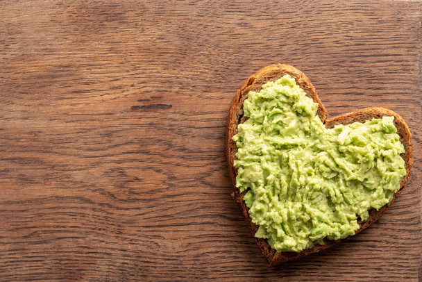 heart shaped avocado toast - Foto, imagen