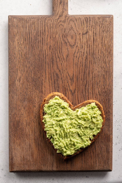 heart shaped avocado toast - Foto, Imagem