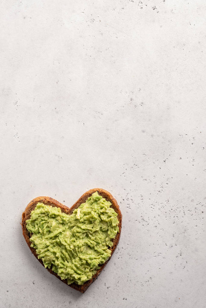 heart shaped avocado toast - Φωτογραφία, εικόνα