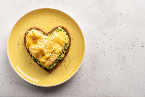 heart shaped avocado toast - Foto, imagen