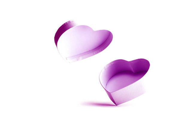 バレンタインデーレッドリボンバレンタインデー、誕生日、母の日のために白に隔離された白いハート型の紫色のギフトボックス。愛の象徴. - 写真・画像