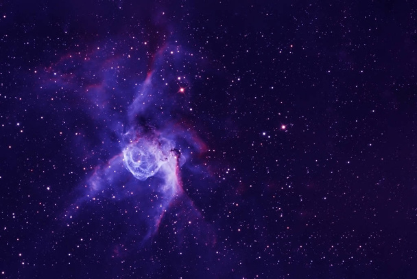 Niebieska mgławica z wieloma gwiazdami i galaktykami. Elementy tego obrazu zostały dostarczone przez Nasa - Zdjęcie, obraz