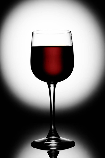kieliszek do wina i czerwone tło - Zdjęcie, obraz
