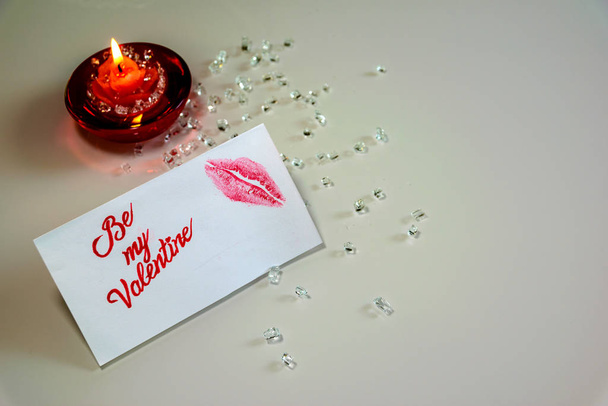 καύση κερί και να μου Αγίου Βαλεντίνου λευκό μήνυμα κάρτα με τα χείλη  - Φωτογραφία, εικόνα