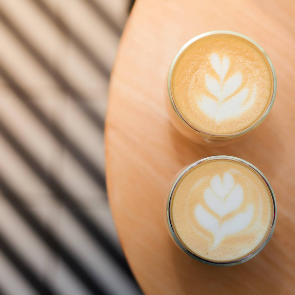 Καφές με μοτίβο σε αφρό σε δύο ποτήρια. - Φωτογραφία, εικόνα