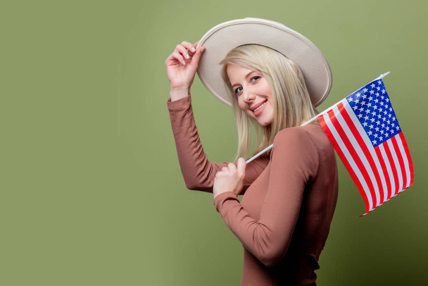 Vaqueira bonita em um chapéu com bandeira dos Estados Unidos da América
 - Foto, Imagem