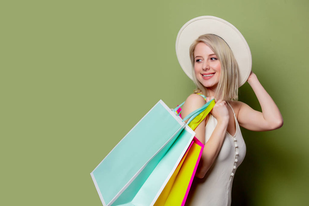 Gyönyörű szőke lány bevásárló táskák - Fotó, kép