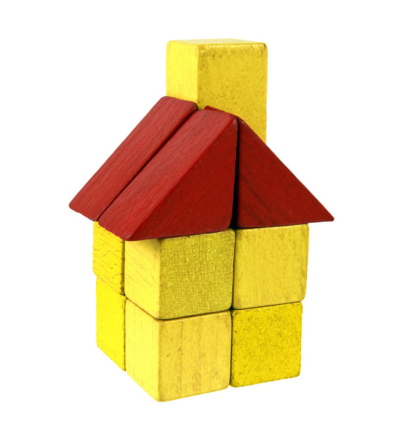 Casa de bloques de madera, juguete tradicional sobre fondo blanco
 - Foto, imagen