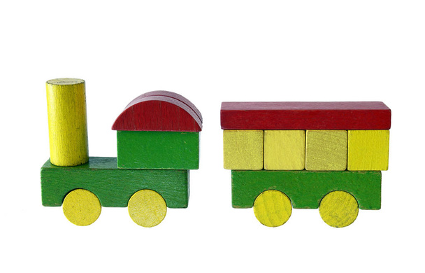 Stoomtrein van houten blokken, traditioneel speelgoed op witte achtergrond - Foto, afbeelding