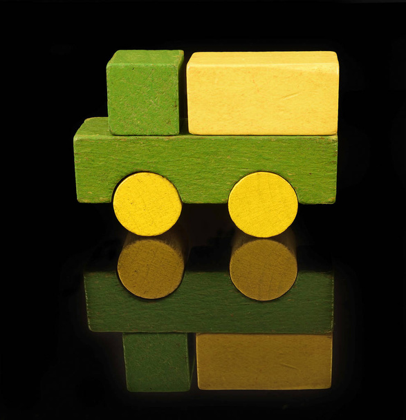 Camion de blocs de bois, jouet traditionnel sur fond noir
 - Photo, image
