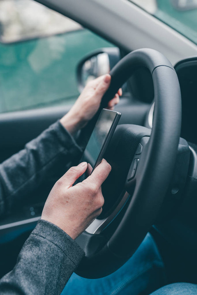 Texting and driving is dangerous behavior in traffic - Zdjęcie, obraz