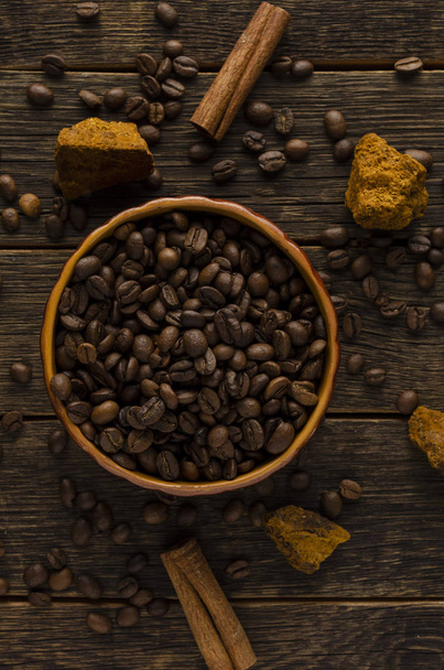 Houby Chaga Káva houby a kávová zrna na tmavém pozadí - Fotografie, Obrázek