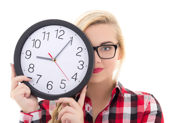 hermosa adolescente en anteojos sosteniendo reloj aislado en w - Foto, imagen