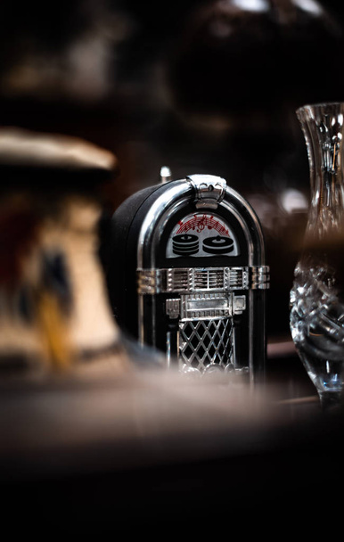 Retro jukebox radio aislado viejo vintage casa artículos venta garaje almacenamiento contenedor Reino Unido manchester londres espacio para la publicidad de texto
 - Foto, Imagen