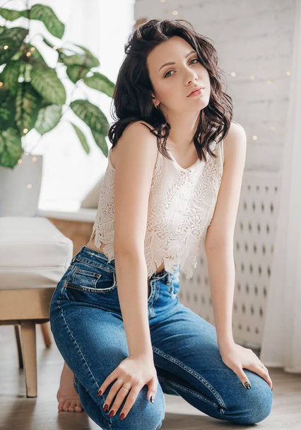 portrait of  beautiful  young woman in jeans - Foto, afbeelding