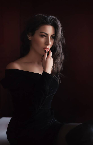  Hermosa mujer joven en vestido negro - Foto, Imagen