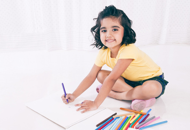 Retrato de uma menina fazendo um desenho
 - Foto, Imagem