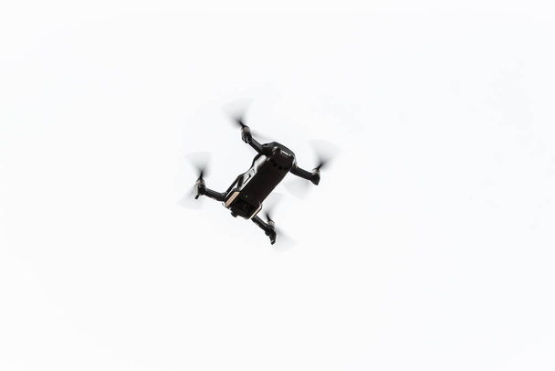 drone copter που φέρουν με ψηφιακή κάμερα.Drone με ψηφιακή κάμερα υψηλής ανάλυσης. Flying camera τραβήξτε μια φωτογραφία και βίντεο.Το drone με επαγγελματική κάμερα παίρνει φωτογραφίες του πάρκου - Φωτογραφία, εικόνα