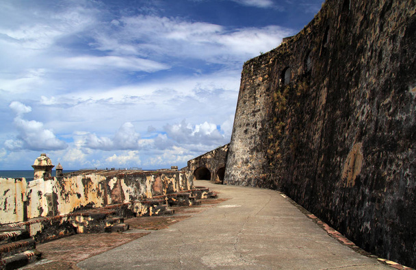 Крепость Эль-Морро в Старом Сан-Хуане, Пуэрто-Рико, возможно, является одним из самых сложных укреплений, когда-либо построенных в Америке - Фото, изображение