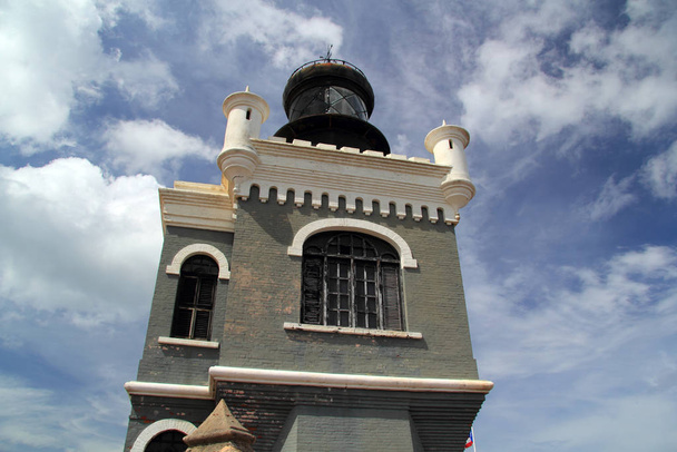 Egy régi világítótorony áll az El Morro erőd tetején, amely a Puerto Rico-i San Juan gyarmati részén található. - Fotó, kép