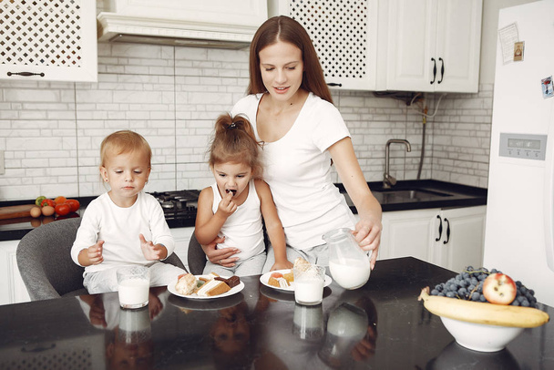 Beautiful family spend time in a kitchen - Fotoğraf, Görsel