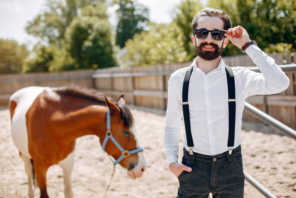Handsme man standing in a ranch - Foto, afbeelding