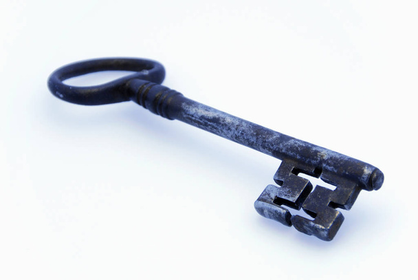 old keys on a white background - Foto, afbeelding