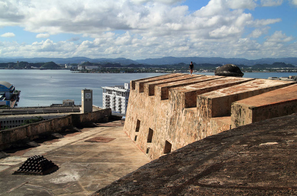 Castillo San Cristobal jest jednym z dwóch potężnych fortyfikacji zbudowanych przez Hiszpanię w celu ochrony miasta San Juan, Portoryko - Zdjęcie, obraz