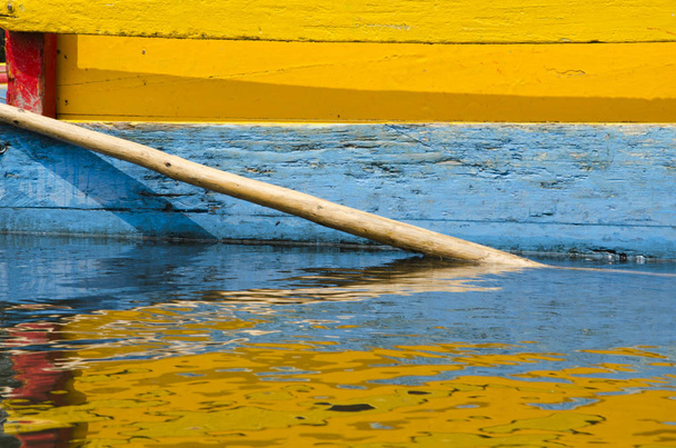 Detail der gelben, blauen und roten Trajinera Boot und seine Reflexion, in xochimilco, Mexiko - Foto, Bild