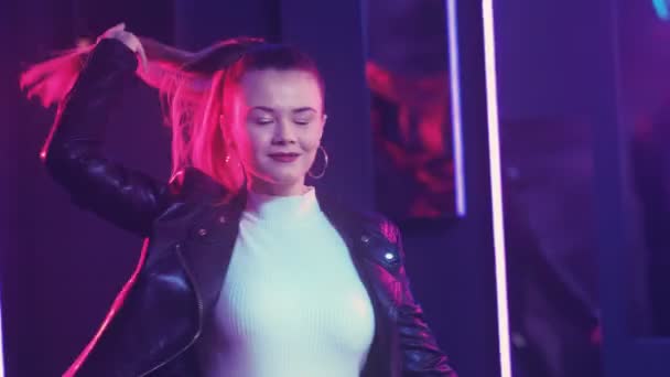 neon girl clubbing lifestyle young woman dancing - Video, Çekim