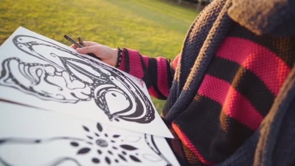 Nowoczesny młody stylowy malarz malarz rysunek szkice w parku - Materiał filmowy, wideo