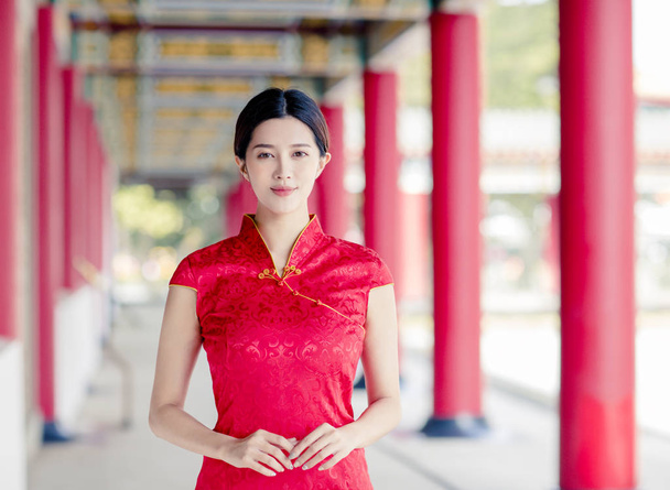 Νεαρή γυναίκα της Ασίας στην παλιά παραδοσιακή κινεζική φορέματα σε το Temp - Φωτογραφία, εικόνα