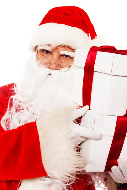 Noel Baba hediye kutuları beyaz zemin üzerine izole - Fotoğraf, Görsel