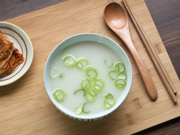 韓国料理牛足骨スープとキムチ - 写真・画像