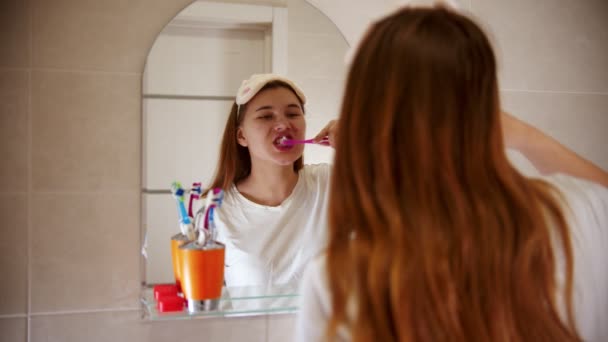 Een jonge vrouw die haar tanden poetst - Video