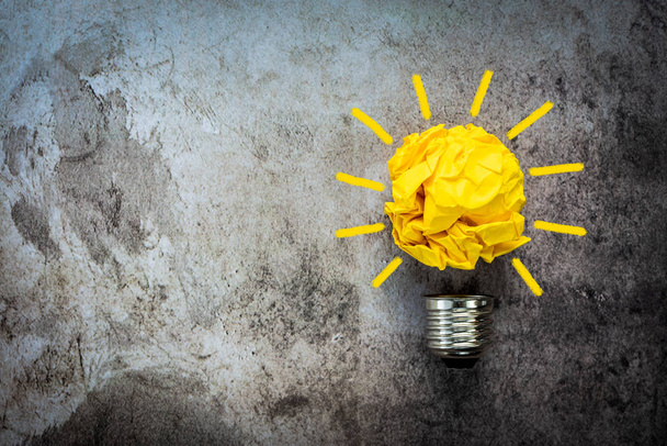 黄色い紙を丸めて電球と素晴らしいアイデア コンセプト - 写真・画像