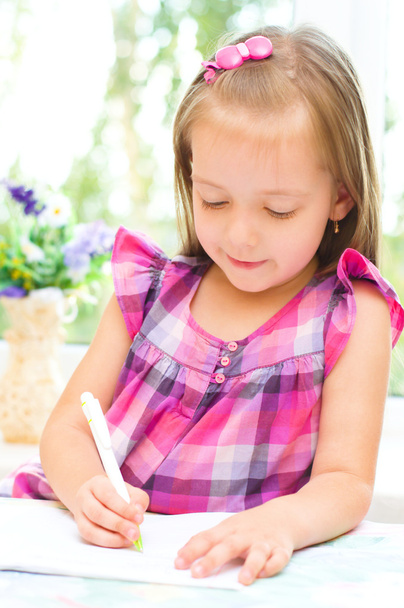 kleines Mädchen schreibt - Foto, Bild