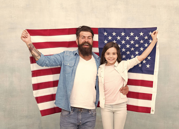 How do americans celebrate independence day. Father and daughter with USA flag. Patriotic family. Independence day is chance for family members to reunite and relax. Independence day public holiday - Foto, imagen