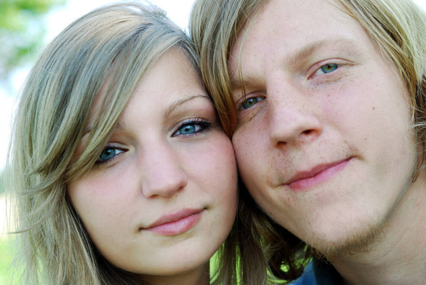 young couple posing to camera - Foto, afbeelding