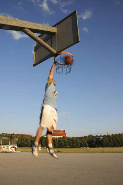 μπασκετμπολίστας σε δράση στο γήπεδο - Φωτογραφία, εικόνα