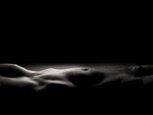 naked woman on black background - Foto, afbeelding
