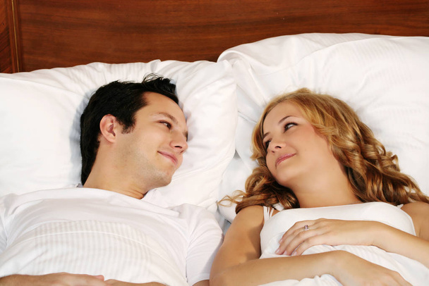 young couple sleeping in bed - Фото, зображення