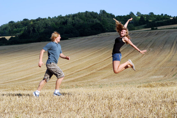 two girls running on field - Fotografie, Obrázek