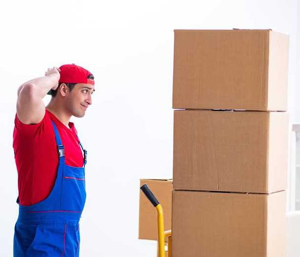Работник подрядчика перевозит коробки во время рабочего переезда - Фото, изображение