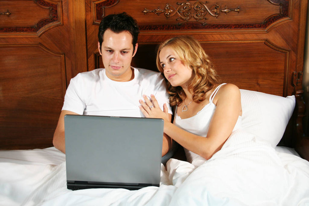 young couple in bed - Foto, Bild