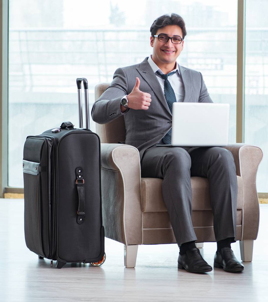 Giovane uomo d'affari in aeroporto business lounge in attesa di volo - Foto, immagini