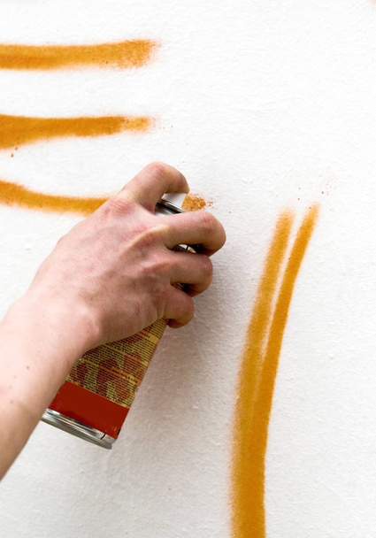 hand with brush and paint on the wall - Foto, imagen